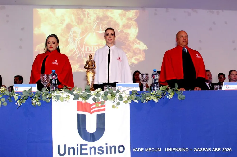Entrega de Vade Mecum marca cerimônia para acadêmicos de Direito