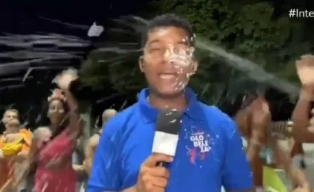 CAOS NO CARNAVAL: REPÓRTER É ASSALTADO AO VIVO EM PLENA TRANSMISSÃO!