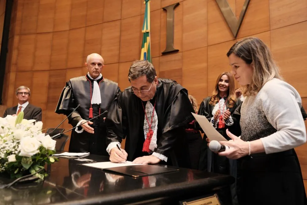 Desembargador Peterson Barroso Simão assume a Presidência do TRE-RJ